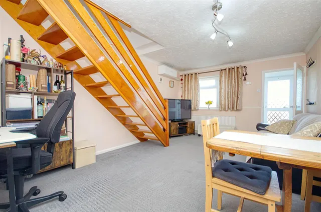 Photo 3 — Woodlea Gardens, West End, Southampton, SO30 3GA