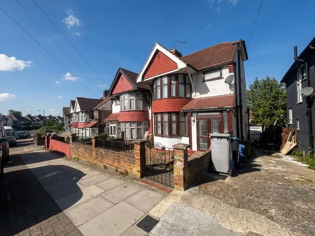 Tanfield Avenue, Neasden, NW2, photo 2