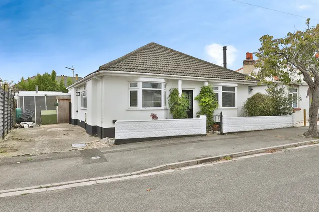 Stroud Park Avenue, Christchurch, photo 1