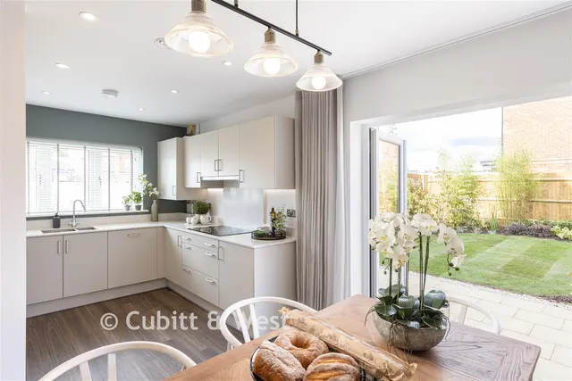 Buttercup Way, Temple Gate, RH15, photo 3