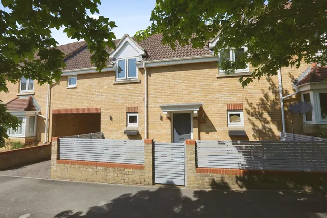 Photo 2 — Deer Walk, Hedge End, Southampton
