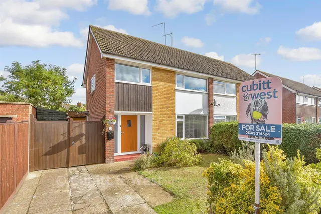 Kennedy Avenue, East Grinstead, RH19, photo 1