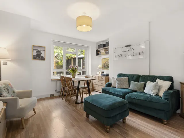 Elizabeth Gardens, London, W3, photo 3