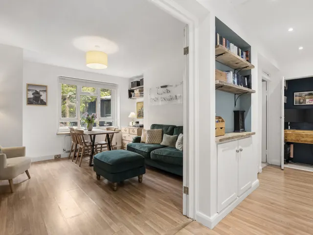 2 bedroom flat, Elizabeth Gardens, London, W3