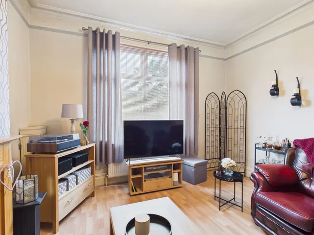 Dowson Road, Hyde, SK14, photo 3