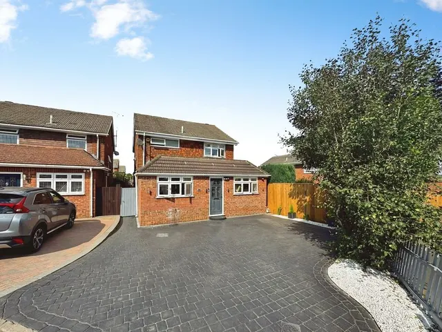 3 bedroom house — Dahlia Drive, Swanley, Kent, BR8