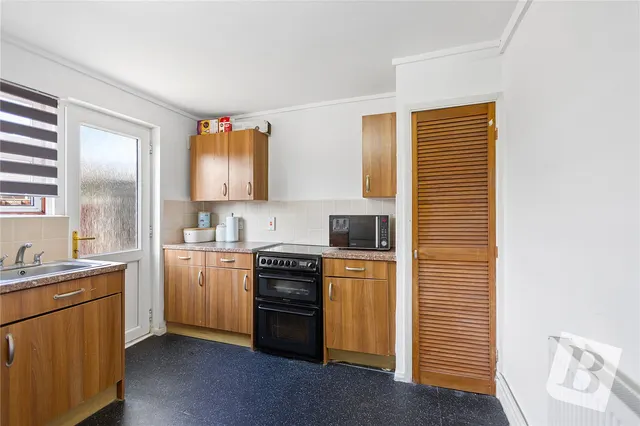 Photo 2 — Roseberry Gardens, Upminster, RM14