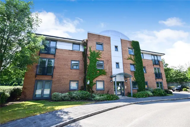 2 bedroom flat, Carrington Lane, Sale, M33