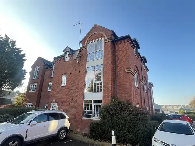 Caxton Court, Burton-On-Trent, DE14, photo 1