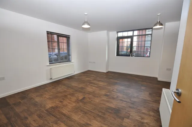 Caxton Court, Burton-On-Trent, DE14, photo 2