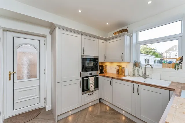 Adam Avenue, Great Sutton, CH66, photo 3