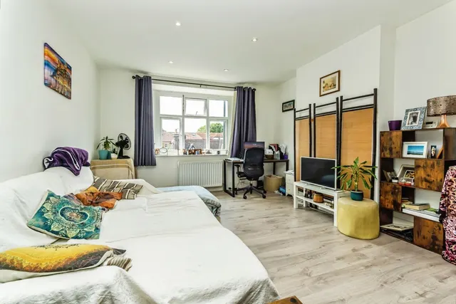 Photo 2 — Cranleigh Close, South Croydon, CR2
