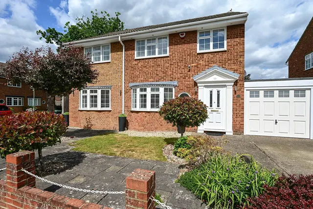 Lucan Drive, Laleham, TW18, photo 1