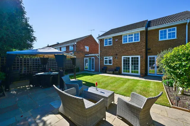 Lucan Drive, Laleham, TW18, photo 3