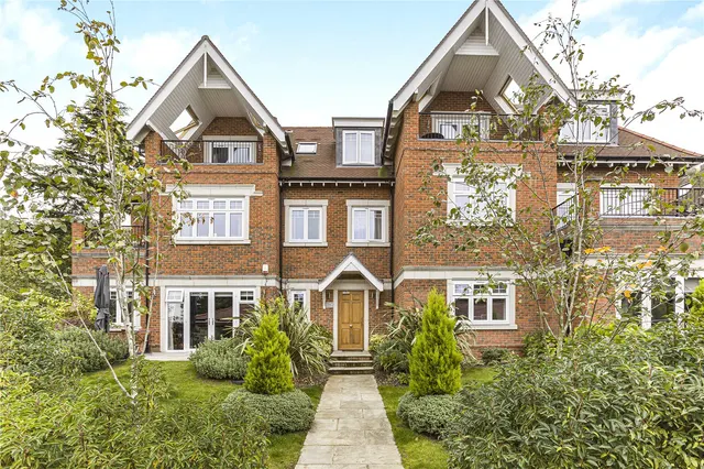 Photo 2 — Coombehurst Close, Hadley Wood, EN4 0JU