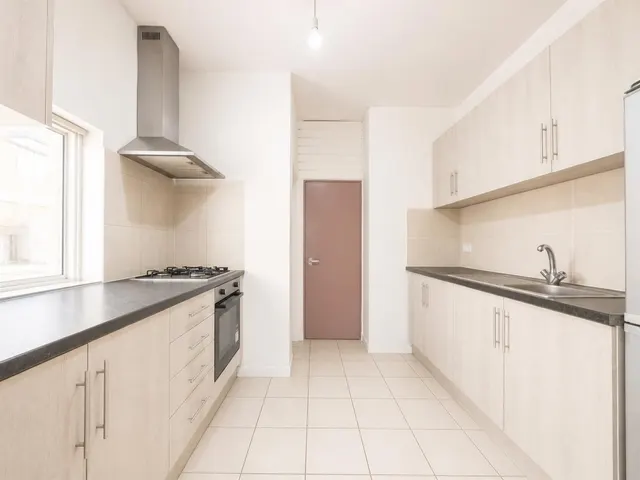 Semi-Detached For SaleRossindel Road, Hounslow, TW3, photo 3