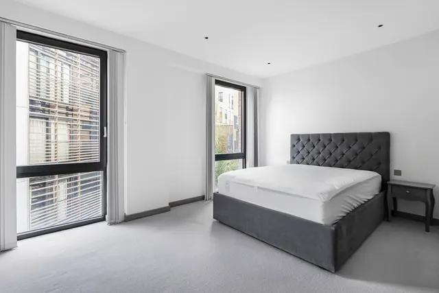 Drapers Yard, London, SW18, photo 3