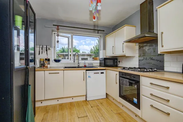 Photo 3 — Vincent Road, Luton, Bedfordshire, LU4