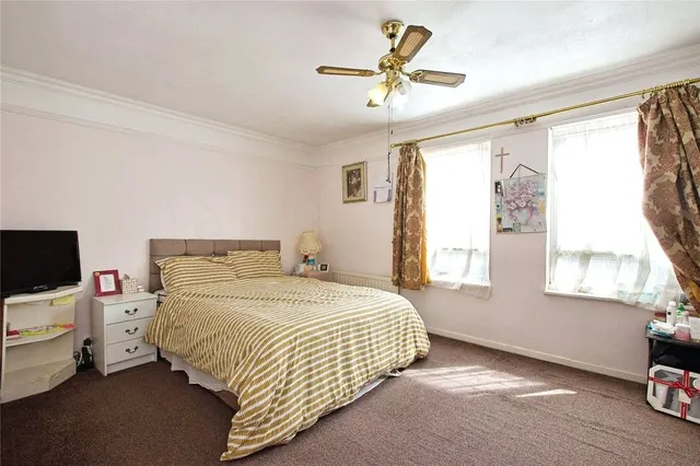 Photo 3 — St Edmunds Close, Erith, DA18