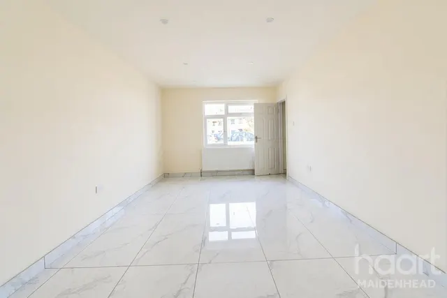 Mirador Crescent, Slough, SL2, photo 3