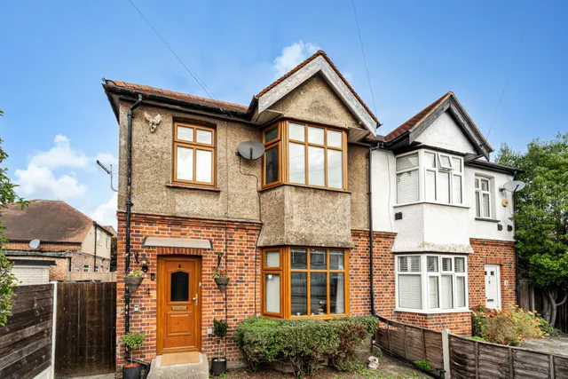 Helen Avenue, Feltham, TW14, photo 1