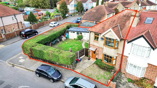 Helen Avenue, Feltham, TW14, photo 3