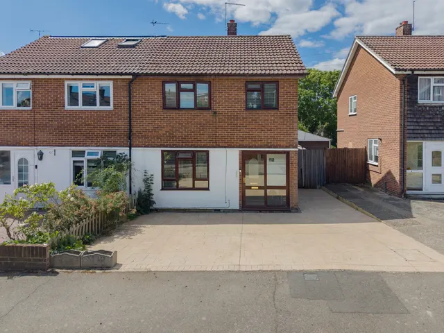 3 bedroom house — Eynswood Drive, Sidcup, DA14