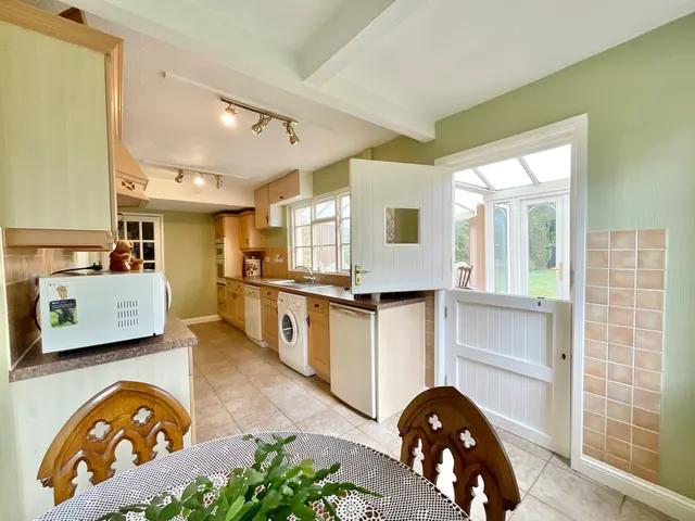The Old Farmhouse London Road, Weston, ST18, photo 3