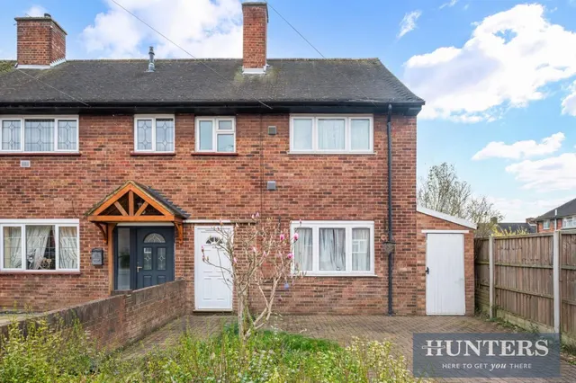 Sparrow Farm Drive, Feltham, photo 1