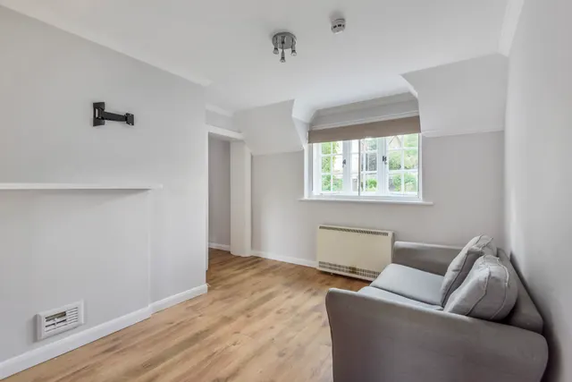 Portsmouth Road, Guildford, GU2, photo 3