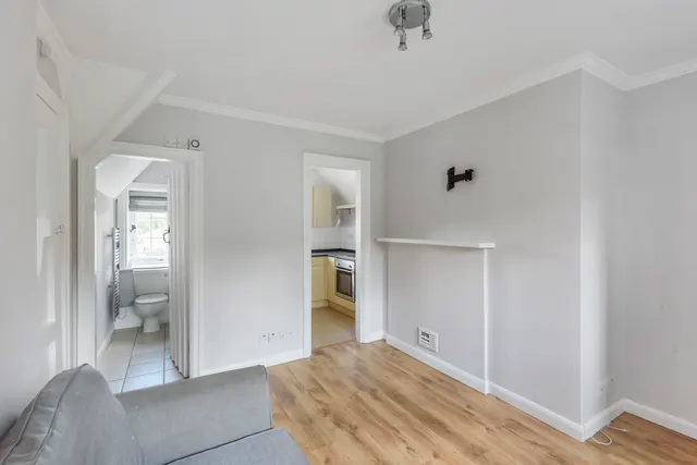 Portsmouth Road, Guildford, GU2, photo 2
