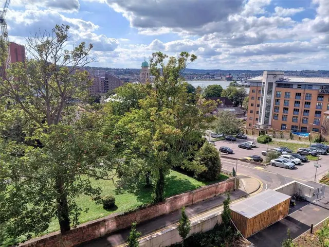 2 bedroom flat, Whiffens Avenue, Chatham, ME4