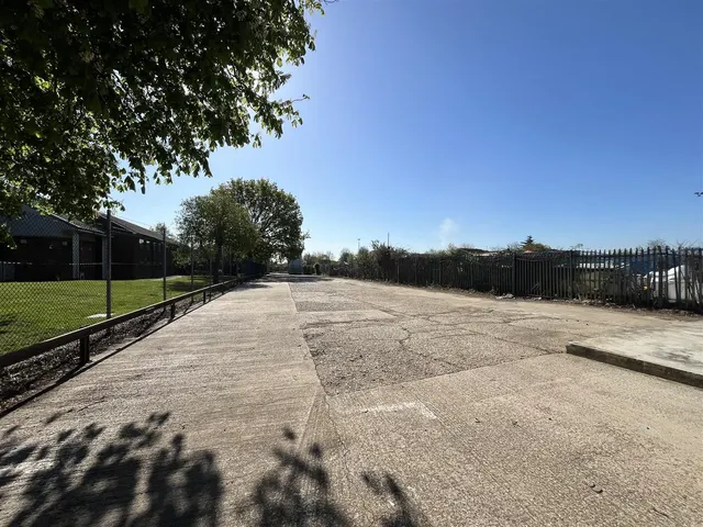Ickenham Road, West Ruislip, photo 2