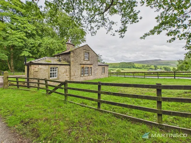 Quernmore Road, Quernmore, LA2, photo 1