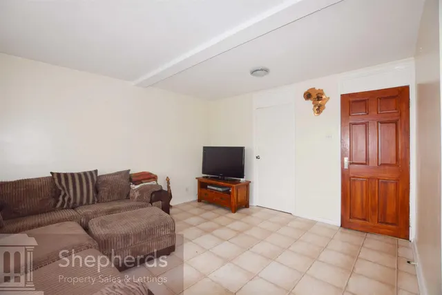 Holdbrook South, Waltham Cross, EN8, photo 3