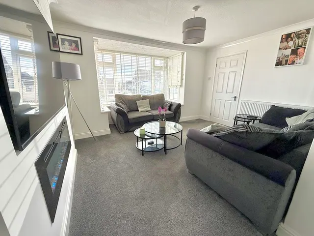 Photo 2 — Bowland Crescent, Dunstable LU6 3QD