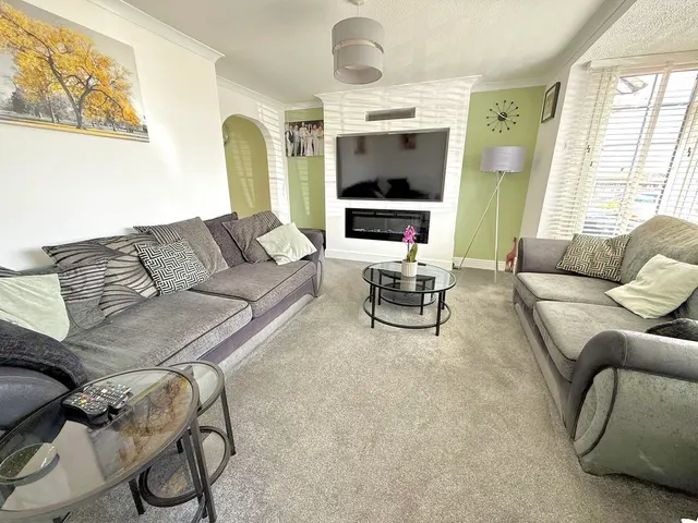 Photo 3 — Bowland Crescent, Dunstable LU6 3QD