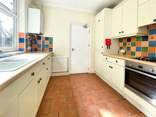 Queens Road, Egham, TW20, photo 2