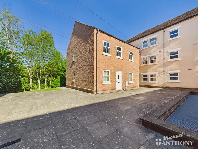 2 bedroom flat, Pine Street, Aylesbury, HP19