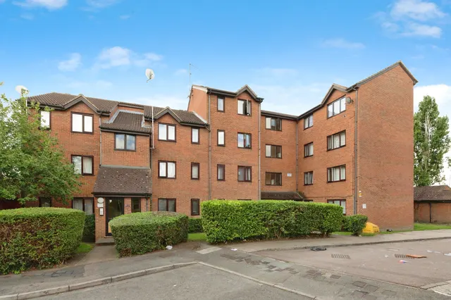 Photo 2 — Porter Close, Grays