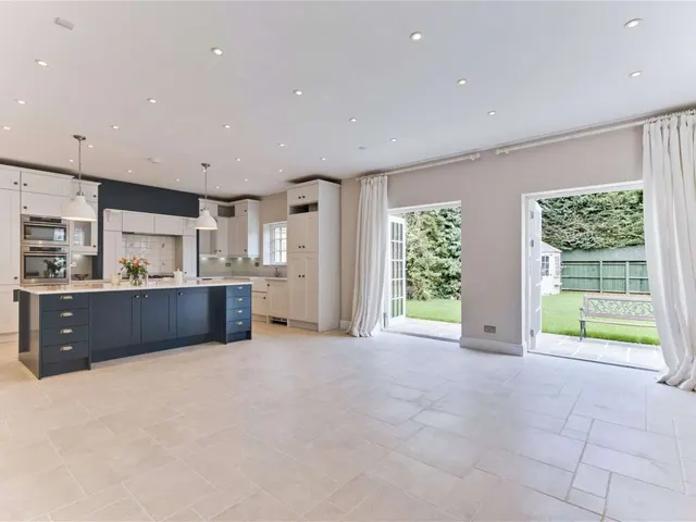 Old Chestnut Avenue, Claremont Park, KT10, photo 2