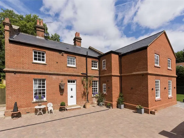 Old Chestnut Avenue, Claremont Park, KT10, photo 1