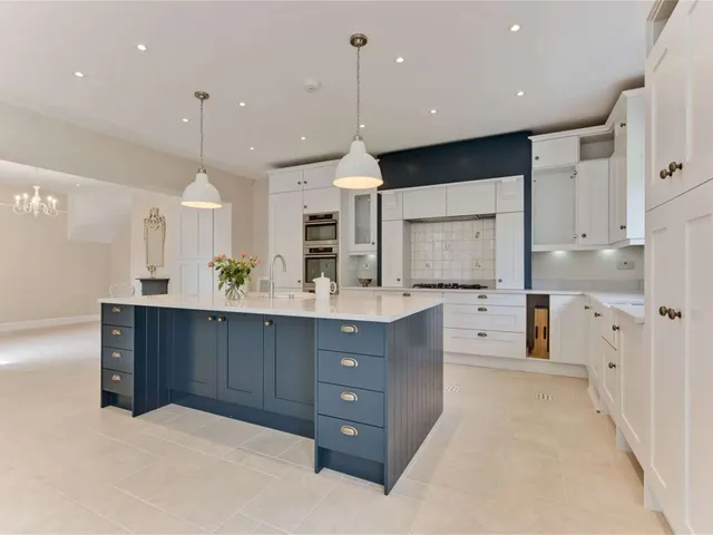 Old Chestnut Avenue, Claremont Park, KT10, photo 3