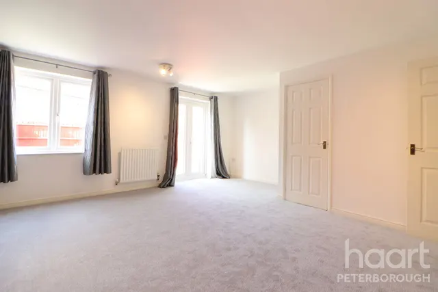 Clover Court, PE7, photo 3