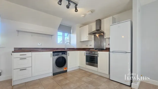 Cloatley Crescent, Beaufort Park, SN4, photo 2