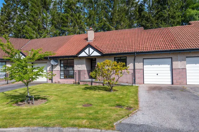 The Courtyard, Inchmarlo, AB31, photo 1