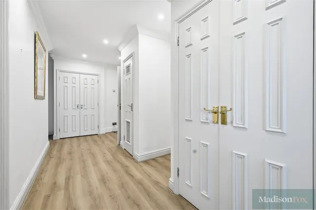 Manor Road, Chigwell, IG7, photo 2