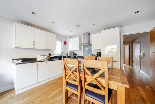 Byfleet Road, New Haw, KT15, photo 3