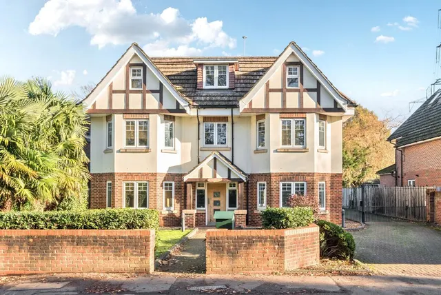 Byfleet Road, New Haw, KT15, photo 1