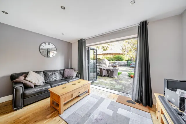 Byfleet Road, New Haw, KT15, photo 2